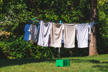 Wäsche zum Trocknen im Garten aufgehängt im Sommer bei schönem Wetter