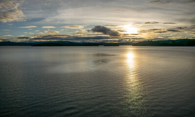 Bote o lancha navegando en la laguna de tota, ubicada en Boyacà, colombia