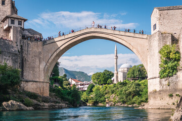 MOSTAR, BOSNI EN HERZEGOVINA - 21 september 2021: De mens bereidt zich voor om te springen van Stari most, Old Bridge, in Mostar. Bosnië-Herzegovina