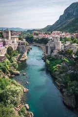 Papier Peint photo Stari Most Vieux pont, Stari Most, à Mostar, Bosnie-Herzégovine, pont ottoman reconstruit du XVIe siècle qui traverse la rivière Neretva.