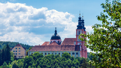 Fototapeta na wymiar Die Basilika Mariae Geburt, auch Pfarr- und Wallfahrtskirche Graz-Mariatrost, Steiermark, Österreich