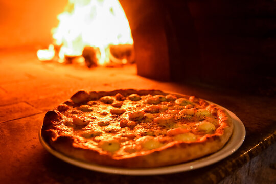 Pizza assada no forno a lenha