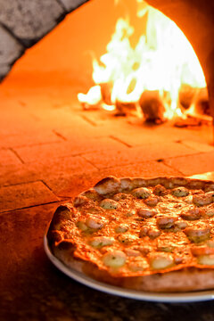 Pizza assada no forno a lenha