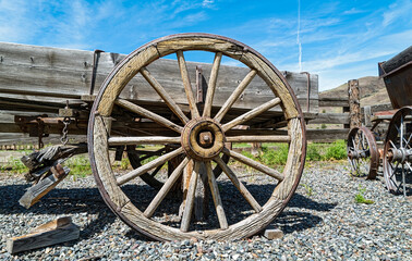 A wooden wheel on an antique horse-drawn wagon - obrazy, fototapety, plakaty