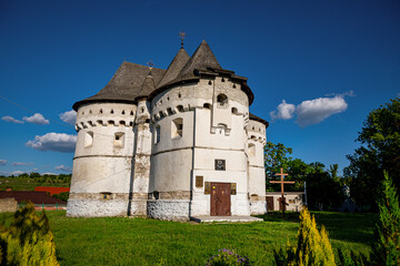 Obraz premium The old church is a fortress in Ukraine in the village of Sutkivtsi