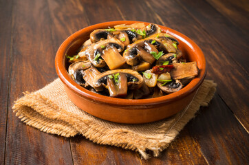 Champiñones al ajillo