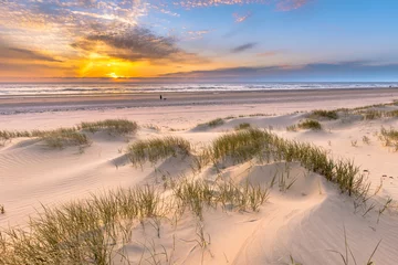 Poster de jardin Mer du Nord, Pays-Bas Coucher de soleil coloré sur la plage et les dunes