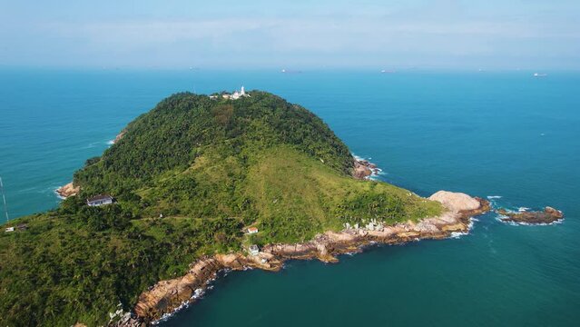Ilha da Moela que fica pr&oacute;ximo ao porto de Santos SP. Farol que guia os navios durante travessia. 