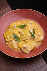 Pasta rellana, raviol ravioles con salsa naranja