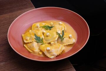 Pasta rellana, raviol ravioles con salsa naranja