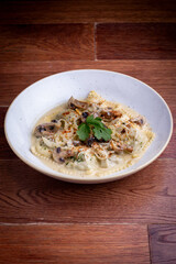 Pasta rellena, ravioles con crema de champignones