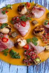 Obraz premium Pescado blanco socre salsa picante