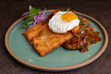 Pescado frito con huevo frito