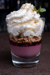 Postre de frambuesa con crema y nueces