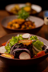 Parrillada, parrilla asado con vegetales, ensalada, papas