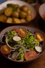 Parrillada, parrilla asado con vegetales, ensalada, papas