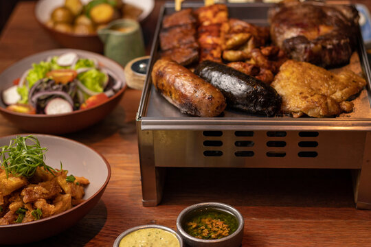 Parrillada, parrilla asado con vegetales, ensalada, papas