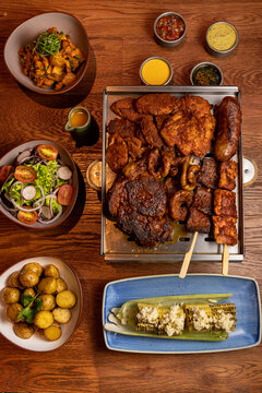 Parrillada, parrilla asado con vegetales, ensalada, papas
