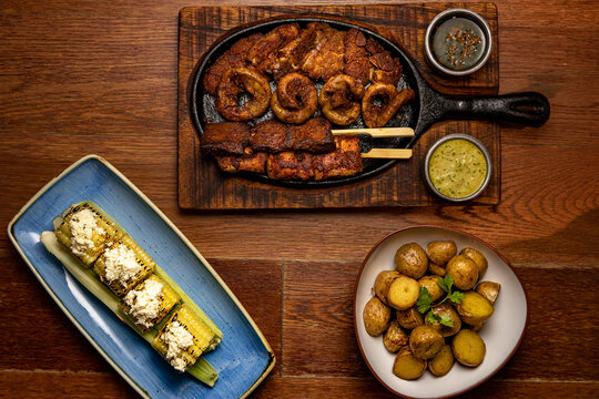 Parrillada, parrilla asado con vegetales, ensalada, papas