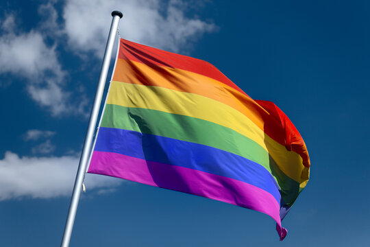 LGBT  Fahne Flagge Symbol Regenbogenfarben weht im Wind.
 LGBTQIA+ lesbisch, schwul, bisexuell, transgender queer, intersexuell, asexuell + weitere