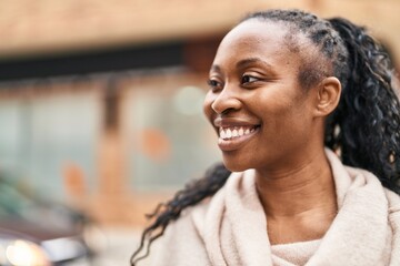 Obraz premium African american woman smiling confident standing at street