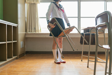 教室 椅子を運ぶ女子高生