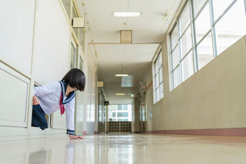教室から逃げ出す女子高生