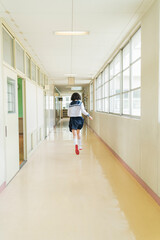 Fototapeta na wymiar 学校 廊下を走る女子高生