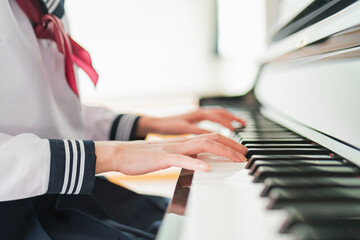 学校 音楽室 ピアノを弾く女子高生 © One