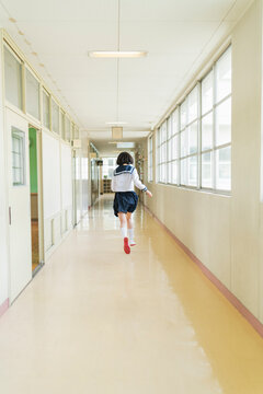 学校 廊下を走る女子高生