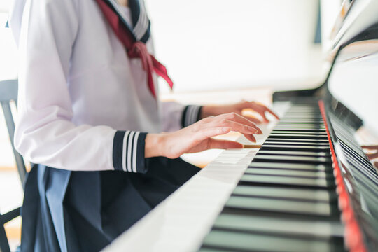 学校 音楽室 ピアノを弾く女子高生