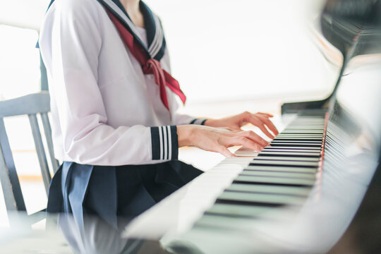 学校 音楽室 ピアノを弾く女子高生