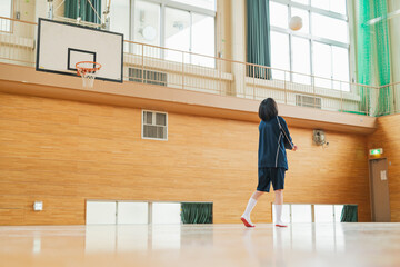 体育館 バレーボールの練習をする女子高生