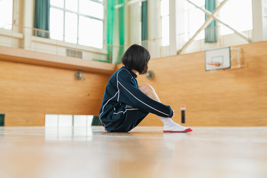 体育館 体調の悪そうな女子高生