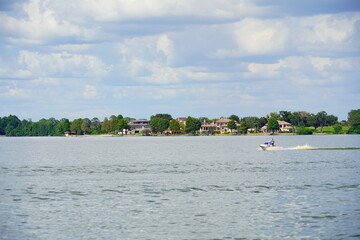 The landscape of Lake Thonotosassa in Florida	

