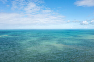 Obraz premium vista aérea das águas claras do Mar da Bahia com céu azul e algumas nuvens 
