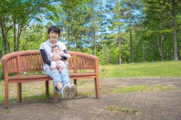公園のベンチと親子