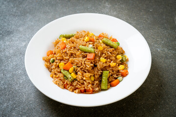  fried rice with green peas, carrot and corn
