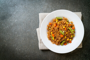  fried rice with green peas, carrot and corn