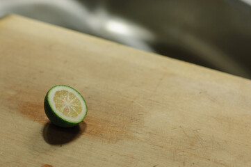 まな板の上の酢橘