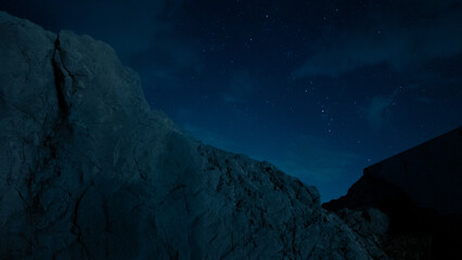 岩山と星空