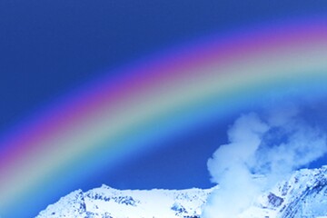七色の虹が架かる旭岳