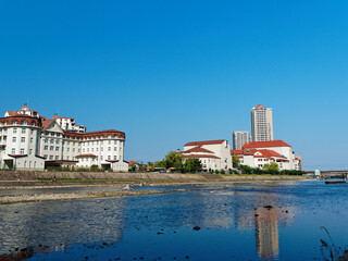 快晴の宝塚 宝来橋付近から見る宝塚ホテルと大劇場