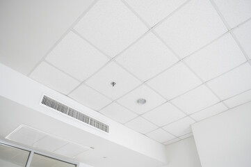 Ceiling mounted cassette type air conditioner