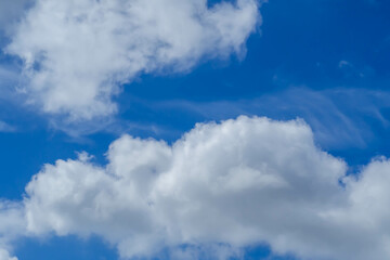 Obraz premium 青空にもくもくと流れる夏の空