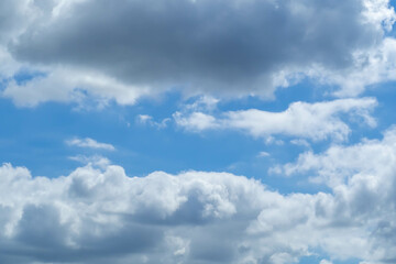青空にもくもくと流れる夏の空