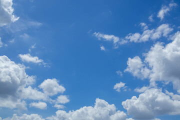 Obraz premium 青空にもくもくと流れる夏の空