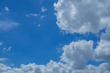 Obraz premium 青空にもくもくと流れる夏の空