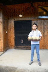 採れたての果物と農家の人　縦