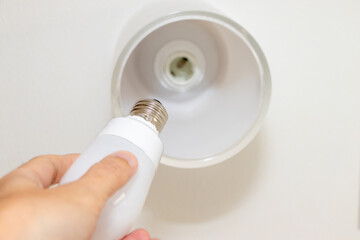 天井の照明器具の電球を取り替える